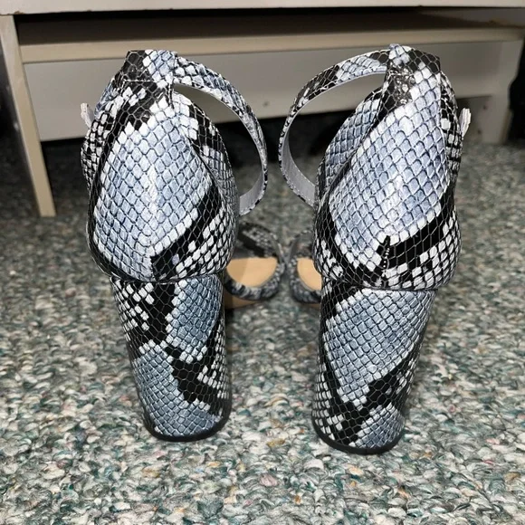 Gianni Bini Blue snake print heels - Picture 2 of 4